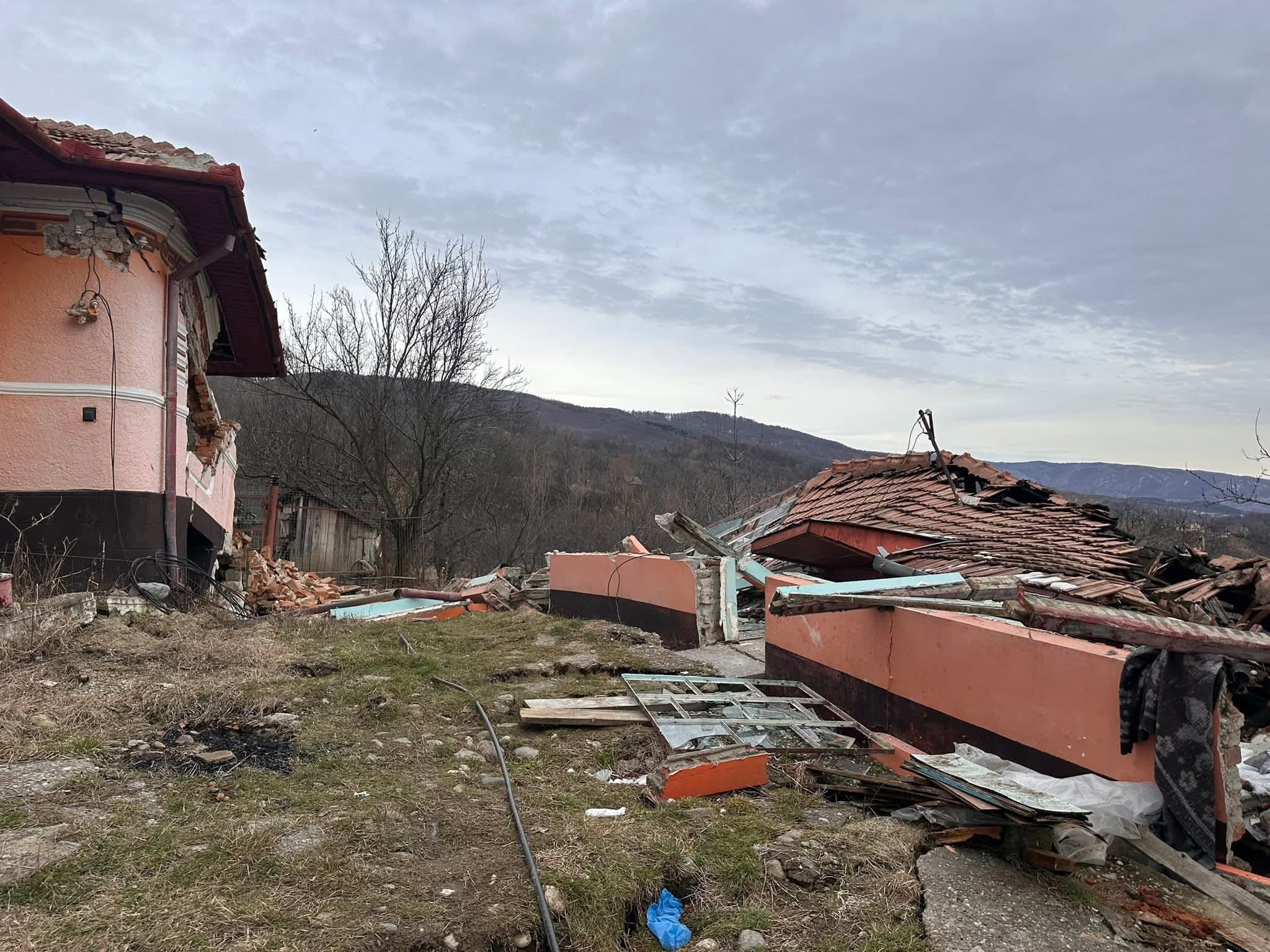 Pământul înghite casele la Sălătrucel: drum distrus, locuințe grav afectate și zeci de familii la limita disperării