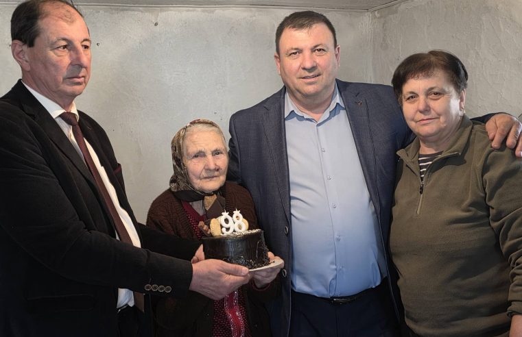 O familie cunoscută din Vâlcea, unită într-o zi de mare bucurie: mama primarilor Marcel Radi și Viorel Radi a împlinit 98 de ani