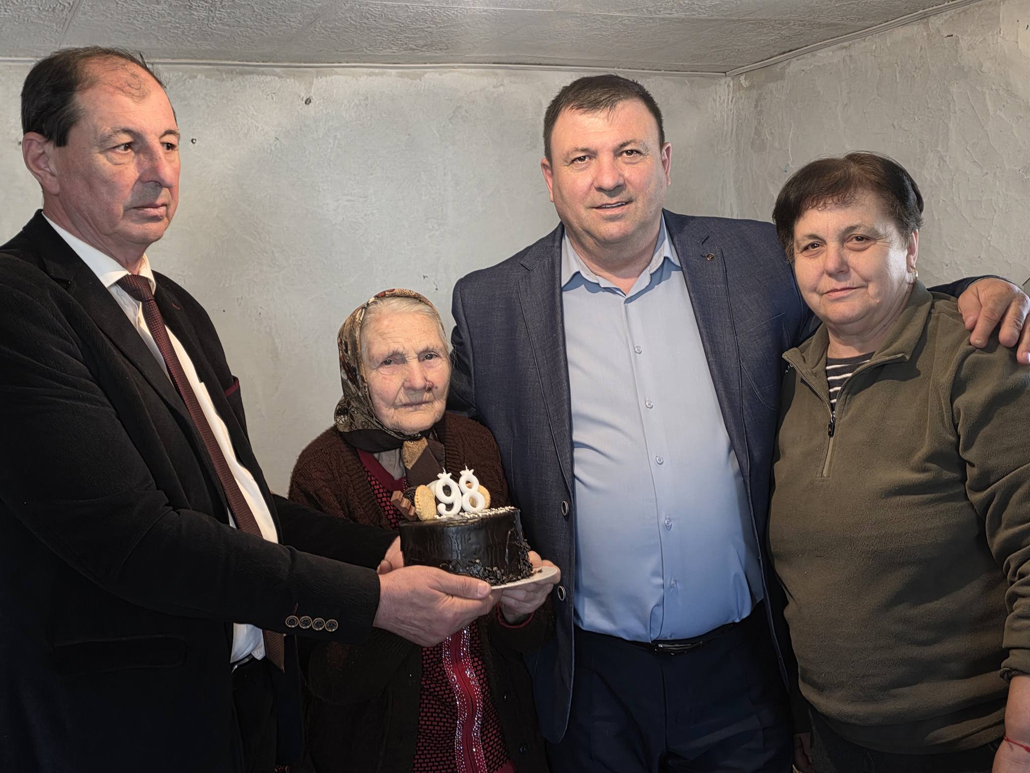 O familie cunoscută din Vâlcea, unită într-o zi de mare bucurie: mama primarilor Marcel Radi și Viorel Radi a împlinit 98 de ani