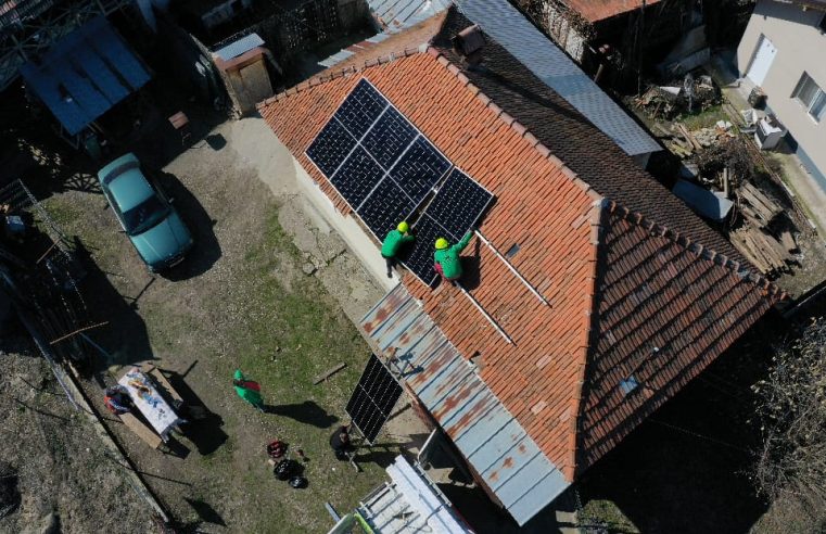 La Mihăești, panourile fotovoltaice ajung pe casele oamenilor cu venituri mici printr-un proiect derulat de Consiliul Județean Vâlcea